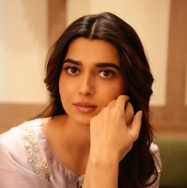 Nimrat Khaira Biography, Age, Height, Songs, Family & More